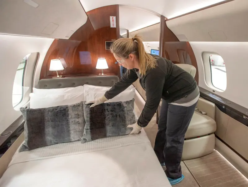 ▲輝達(NVIDIA)執行長黃仁勳今(7)日再次訪問台灣,他的私人飛機「龐巴迪7500」(Bombardier Global 7500),價格7800萬美元(約新台幣24.16億元),內部有套房、會議室、娛樂室等豪華內裝。資料照。(圖/美聯社/達志影像)