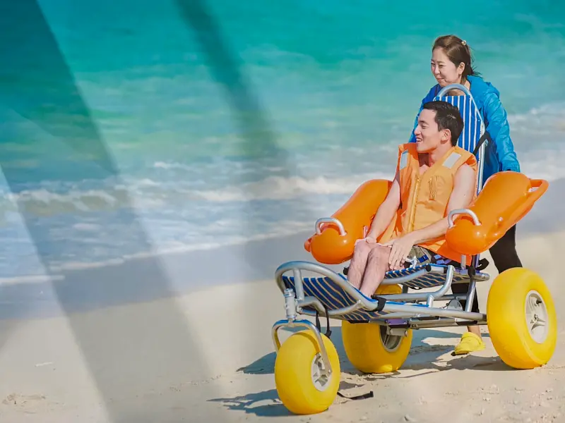 ▲透過水中沙灘輪椅讓高齡者與身心障礙者得以真實親近海洋。（圖／李傳惠攝，翻攝自沖繩無障礙旅遊門戶2025ITF台北國際旅展攤位）