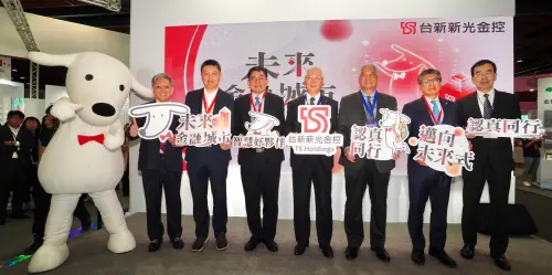 ▲2025台北國際金融博覽會今（7）日登場，台新新光金控盛大參展，圖由左至右為台新銀行科技長李正國、台新新光金控科技長張慎、台新新光金控資訊長孫一仕、台新新光金控總經理林維俊、元富證券董事長陳俊宏、新光人壽總經理黃敏義、台新人壽資訊長王銘華。（圖／台新新光金控提供）