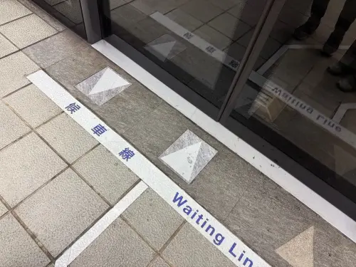 ▲北捷月台車門口排隊處，用白色線條畫上候車線。（圖／記者陳雅雲攝）