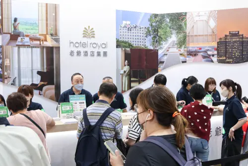 ▲千萬刷手於台北國際旅展首日就已出現，下單買老爺酒店集團的住宿券。（圖／記者朱永強攝）