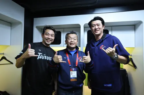 ▲(右起)教練王建民、中華職棒會長蔡其昌、教練林岳平開心合影。（圖／牽猴子提供）