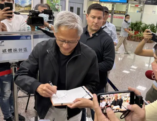 ▲黃仁勳來了！私人飛機抵台南，粉絲熱情接機。（圖／翻攝畫面）