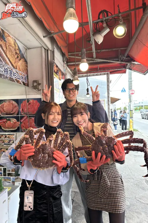 ▲朵拉（左起）、風田、麻由對著比臉大帝王蟹發出驚呼。（圖／TVBS）