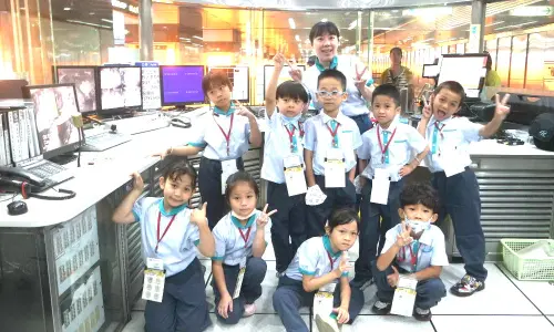 ▲中鋼運通公司安排20位來自服務家庭的孩童，在高雄捷運美麗島站，進行「小小站長」體驗活動，以啟發孩童對公共運輸的興趣。(圖／中鋼運通公司提供)