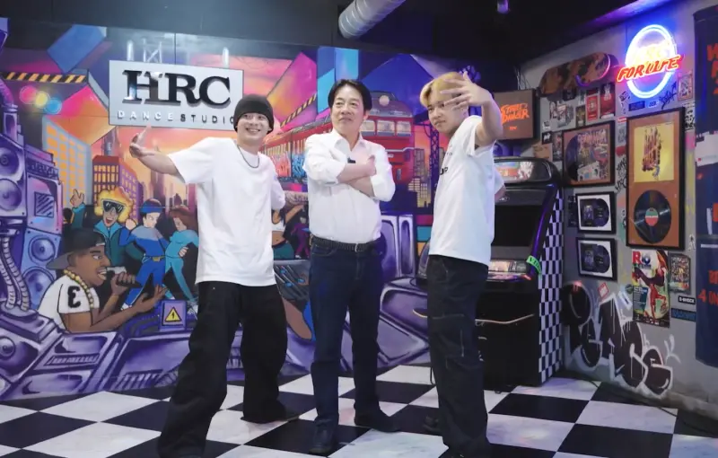 ▲賴清德初體驗當起一日評審，應選手要求一起擺出「B-Boy Stance」動作。（圖／總統府提供）