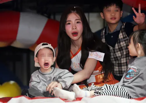 ▲李多慧（左二）擔任台灣樂作創益協會2026年度公益代言人，原本和小朋友開心互動，結果現場記者太多，小朋友被嚇哭，她也一下子有點慌張。（圖／記者林調遜攝）