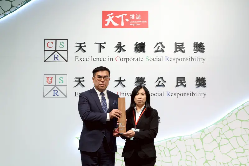 ▲2025天下永續公民獎由環境部長彭啟明頒發獎項給信義房屋總經理陳麗心。（圖／信義房屋提供）