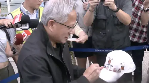 ▲黃仁勳閃電訪台，在台南機場受到大批粉絲包圍。（圖／翻攝畫面）