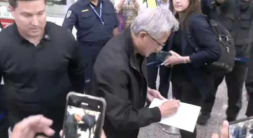 ▲黃仁勳對於粉絲的簽名要求來者不拒。（圖／翻攝畫面）