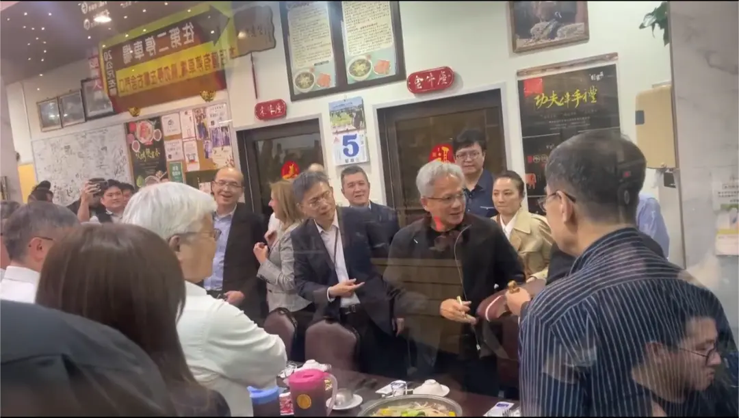 黃仁勳18時離開台積電南科廠 前往劉家莊牛肉爐