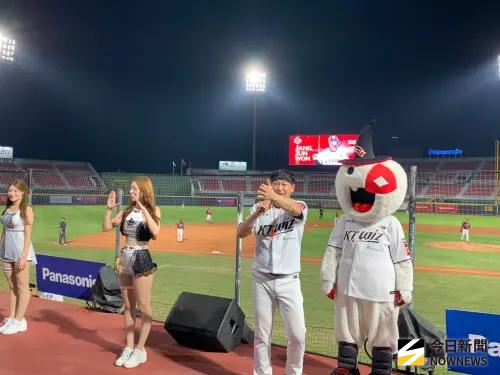 ▲亞洲職棒交流賽今日登場，韓職KT巫師隊應援團長與Lady Wiz帶來經典韓式應援。（圖／記者陳柏翰攝,2025.11.07）