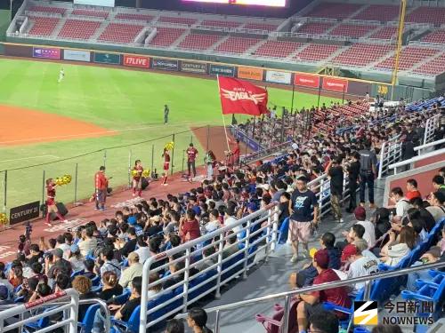 ▲亞洲職棒交流賽今日登場，一壘側東北樂天金鷲隊應援區約7成滿。（圖／記者陳柏翰攝,2025.11.07）