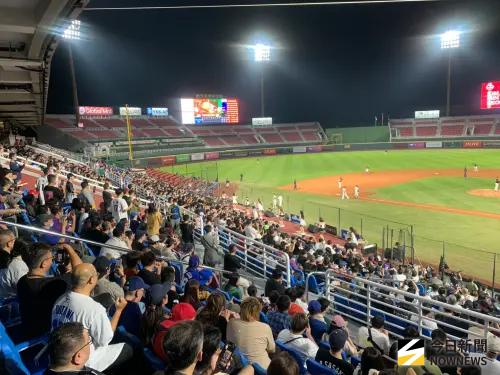 ▲亞洲職棒交流賽今日登場，三壘側KT巫師隊應援區坐滿球迷。（圖／記者陳柏翰攝,2025.11.07）