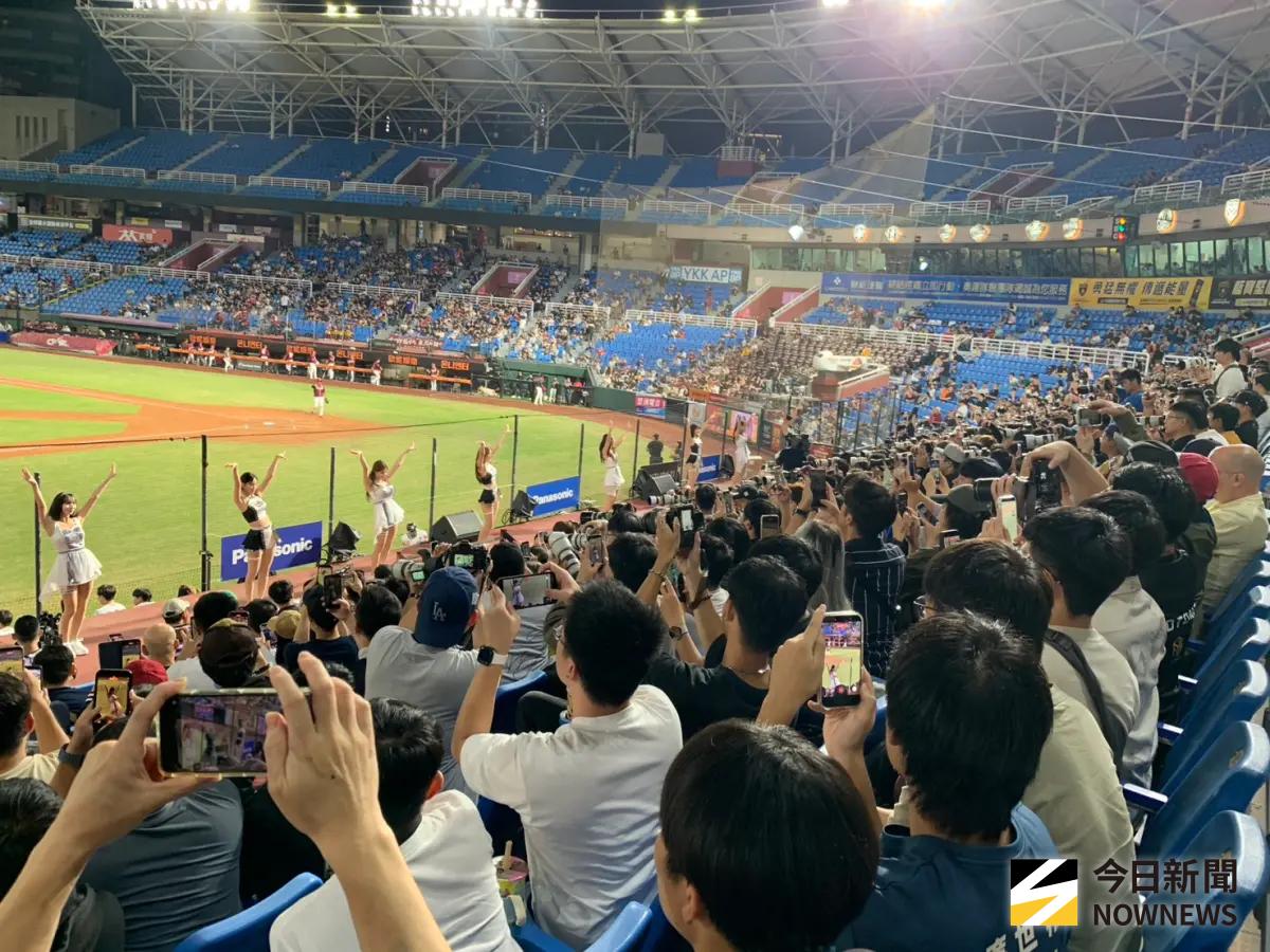 場邊側寫／桃園球場再現「鏡頭海」！Lady Wiz一上台球迷拍不停