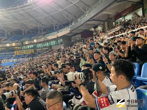 ▲亞洲職棒交流賽今日登場，韓職Lady Wiz登場應援時，三壘側看台瞬間變成「鏡頭海」。（圖／記者陳柏翰攝,2025.11.07）