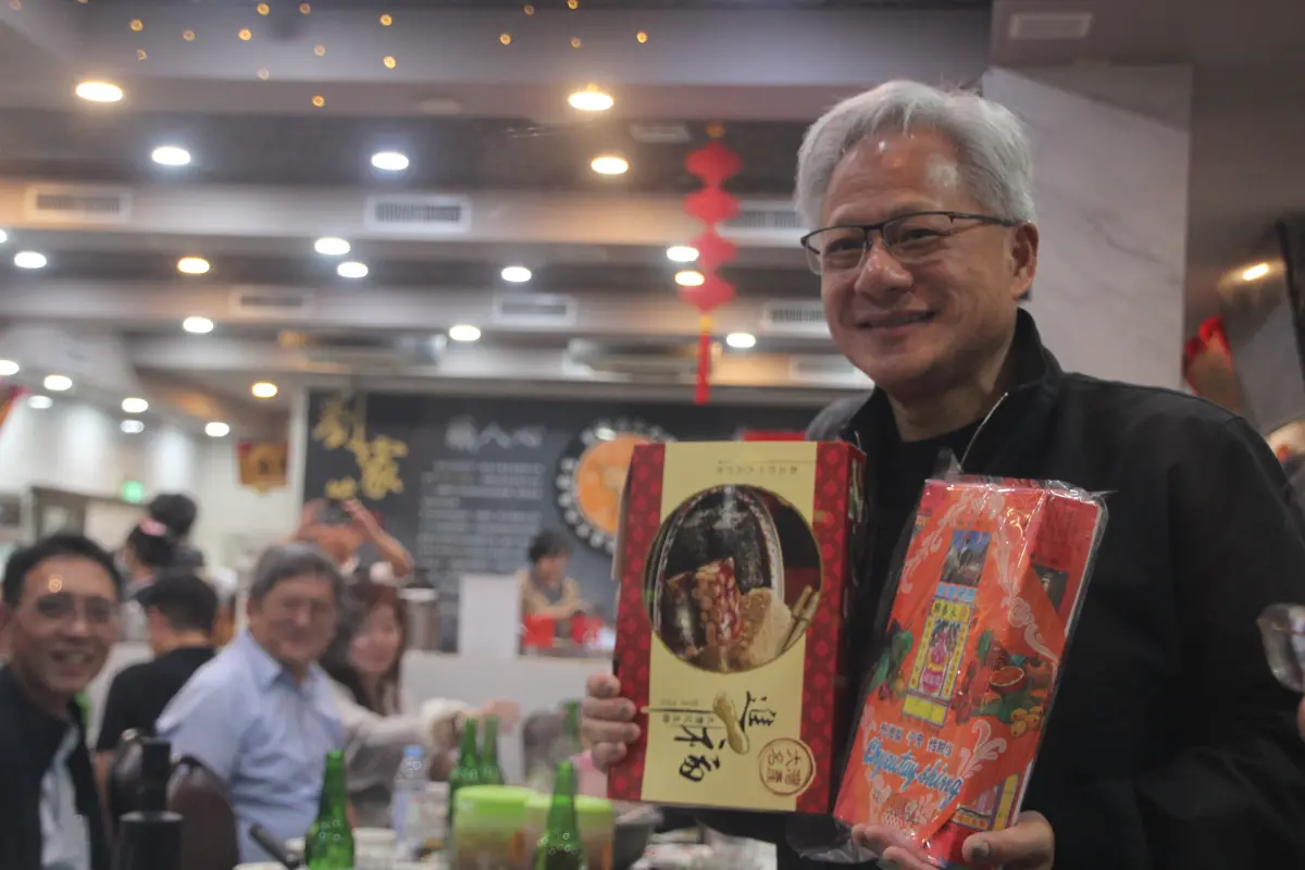 黃仁勳立冬補冬吃牛肉鍋！快閃台南 親切幫粉絲簽名留念