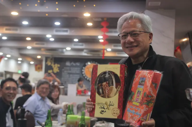 ▲輝達執行長黃仁勳昨（7）搭私人飛機直飛台南，先去參觀了台積電3奈米廠，接著開始兩家美食行程，造訪劉家莊牛肉爐、莉莉水果行。（圖／記者鍾泓良攝影）