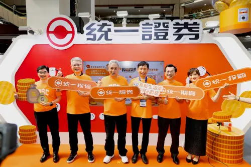 ▲（由左到右)統一期貨總經理吳皇旗、統一投信總經理 董永寬、統一證券董事長林寬成、統一證券總經理 楊凱智、統一期貨董事長黃奕銘、統一投顧總經理廖婉婷出席開幕儀式。（圖／統一證券提供）