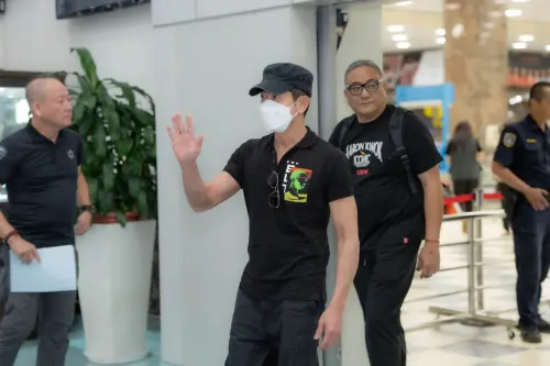 ▲郭富城（中）來了！今（8）日在高雄巨蛋開唱，昨（7）日他抵達小港機場，粉絲前來接機，他也親切地和大家問好。（圖／iMe TW提供）