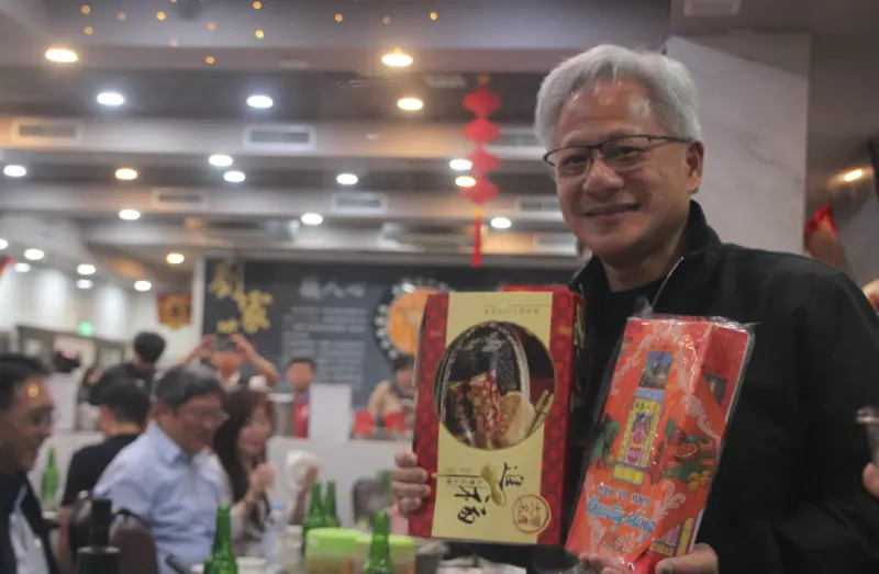 ▲黃仁勳吃到一半收到大灣名產進福花生糖及永泰興蜜餞，更是打包一車的劉家莊牛肉爐的肉粽上車。（圖／記者鍾泓良攝影）