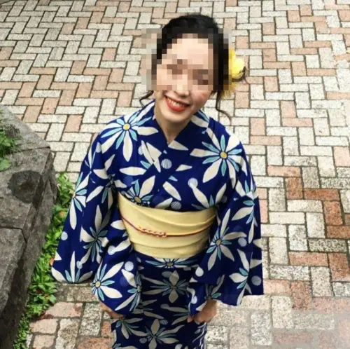 ▲太子集團特助劉純妤以15萬交保後因燦笑畫面爆紅，遭網友肉搜背景與舊照。（圖／翻攝畫面）