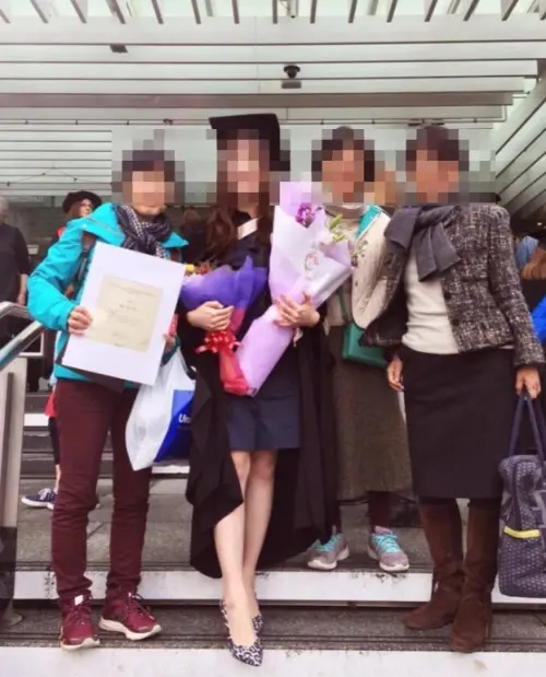 ▲太子集團特助劉純妤以15萬交保後因燦笑畫面爆紅，網路上流出疑似劉純妤的舊照。（圖／翻攝畫面）