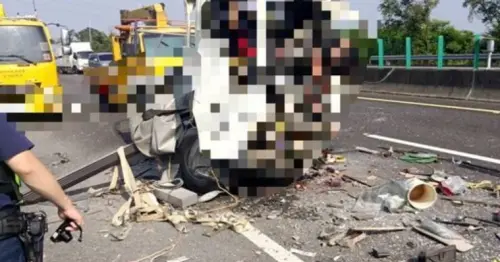 ▲國道3號嘉義竹崎段7日上午發生死亡車禍，小貨車追撞大貨車，車頭全毀變形，駕駛與菲籍乘客傷重不治，遺體一度垂掛車頭外，場面怵目驚心。（圖／翻攝畫面）