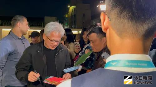 黃仁勳近十點半降落台北、讚牛肉湯好吃　再曝最常使用3AI工具　
