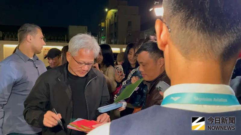 ▲黃仁勳抵達松山機場，被粉絲簇擁。（圖／記者李青縈攝）