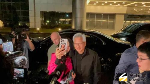 ▲黃仁勳與粉絲合照。（圖／記者李青縈攝）