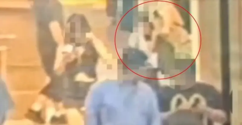 ▲日本岩手縣官員佐佐木貴典在台北中山商圈偷拍女子裙底，被民眾當場壓制逮捕，手機內藏多張私密照；他6月曾同地點犯案，如今再犯遭士檢聲押獲准。（圖／翻攝畫面）