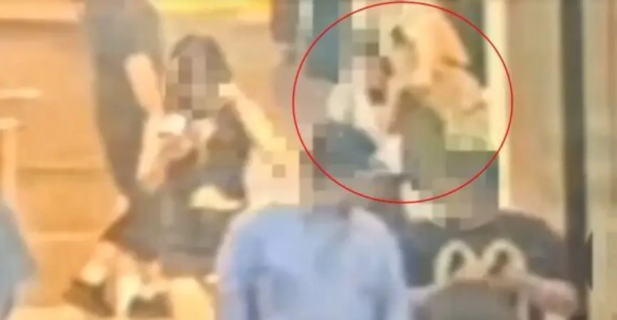 ▲日本岩手縣官員佐佐木貴典在台北中山商圈偷拍女子裙底，被民眾當場壓制逮捕，手機內藏多張私密照；他6月曾同地點犯案，如今再犯遭士檢聲押獲准。（圖／翻攝畫面）