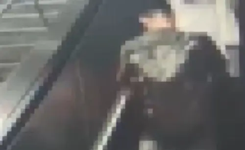 ▲日本岩手縣官員佐佐木貴典在台北中山商圈偷拍女子裙底，被民眾當場壓制逮捕，手機內藏多張私密照；他6月曾同地點犯案，如今再犯遭士檢聲押獲准。（圖／翻攝畫面）