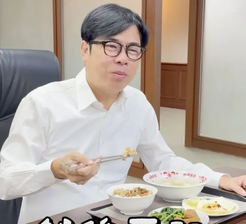 台灣豬回來了！侯友宜嗑滷肉飯　陳其邁吃肉燥飯　首長帶頭挺豬農
