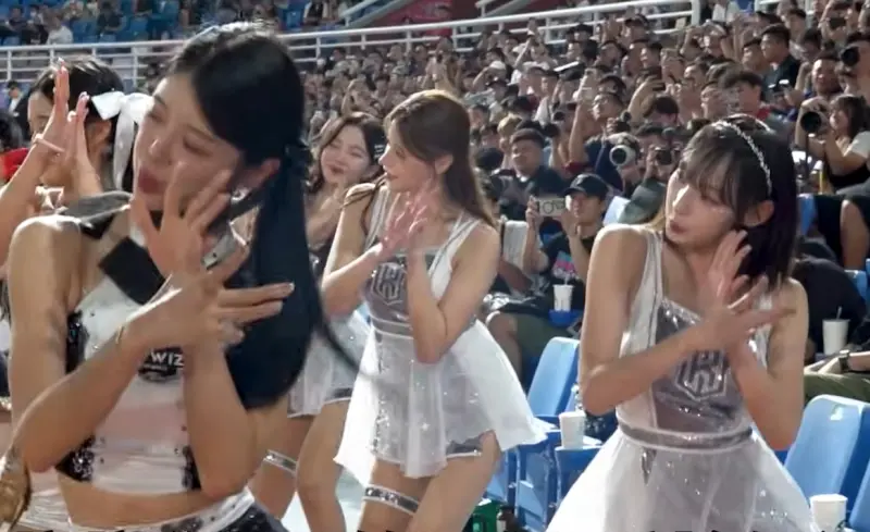 ▲韓職球隊KT巫師旗下啦啦隊Lady Wiz超洗腦的「魔笛舞」，昨日在桃園棒球場重現，吸引球迷手機海捕捉畫面。（圖／記者陳云茹攝，2025.11.7）