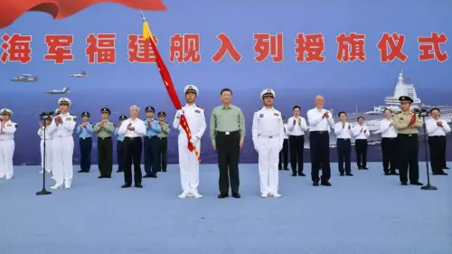 ▲中國第3艘航母「福建艦」正式入列的授旗儀式，5日在海南三亞舉行，習近平親自出席。（圖／翻攝自央視）