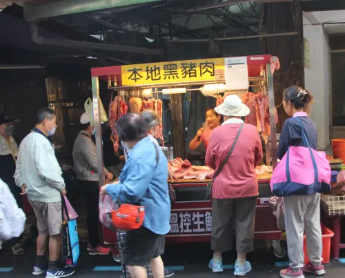 直擊／15天豬肉禁令解除　攤商：生意好、肉量準備比平常多1倍
