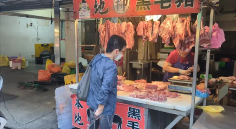    ▲昨（7）日正式解除，開放豬肉批發及宰殺。除了部分黃昏市場昨日已到貨，早市則是今（8）日陸續到貨。（圖／記者鍾泓良攝影）  