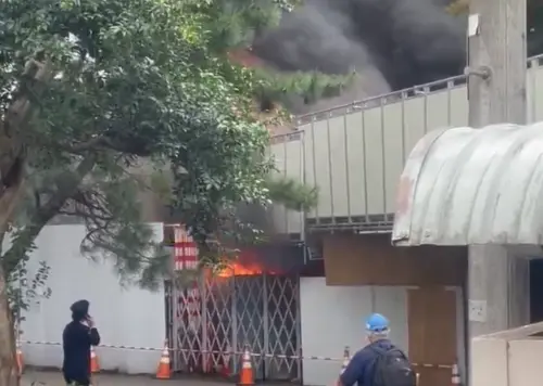 日本東京電車鐵軌傳爆炸聲後起火！上下行列車暫停運行
