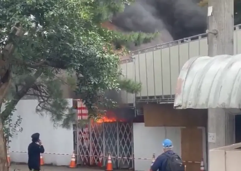 ▲日本京王電鐵井之頭線，8日清晨傳出火警。（圖／擷取自X影片）