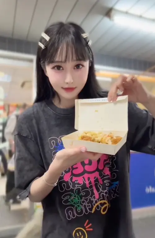 ▲鄭嘉睿積極融入台灣，還曬出自己嘗試臭豆腐的影片。（圖／翻攝自鄭嘉睿Threads@ga0_0ye）