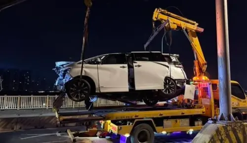 百萬保母車凌晨赴新店休息　駕駛恍神撞分隔島華中橋翻覆6人送醫
