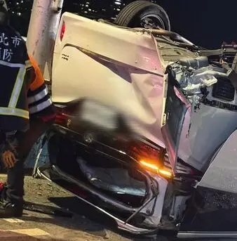 ▲ 北市華中橋8日凌晨發生一起保母車翻覆事故，駕駛疑似查看導航恍神，撞上分隔島導致車頭全毀。（圖／翻攝畫面）