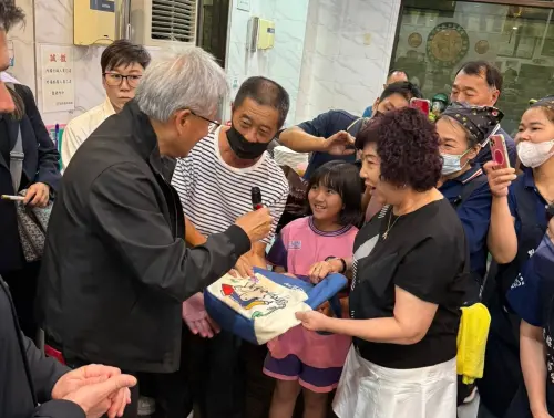 ▲黃仁勳昨晚在劉家莊牛肉爐遇到大批民眾請求簽名、合照等，他幾乎都來者不拒。（圖／取自劉家莊牛肉爐臉書）