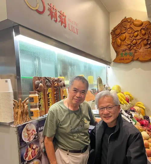 ▲黃仁勳昨晚到莉莉水果店，老闆李文雄還要求合照。（圖／翻攝莉莉水果店臉書）