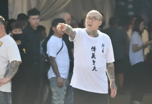 ▲鋼鐵爸（中）為顏正國的告別式費盡心力，身上的T恤則寫著「情義重天」。（圖／記者林柏年攝）