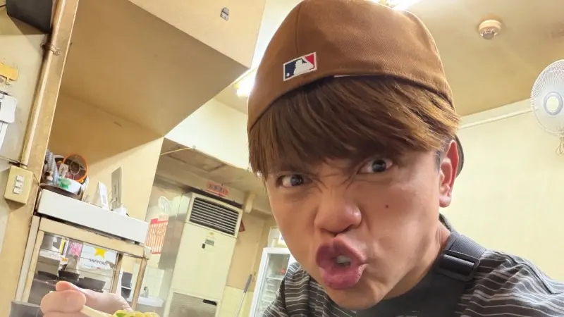 ▲台灣普發1萬元引爆話題，蔡阿嘎（如圖）幽默催債前員工蘿拉：「全家都有1萬，快還錢！」還引用ChatGPT回覆證實可依法強制執行，貼文掀起網友熱議，笑稱「政府幫忙收債這招太猛」。（圖／翻攝自蔡阿嘎Threads@yga0721）