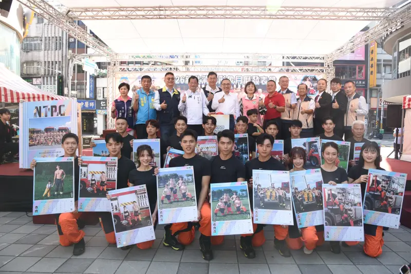 ▲新北消防局發表2026形象月曆「全民守護‧消防萌力」，消防猛男與萌娃合體拍攝經典炸水場景，全家獨家販售，每本119元，所得全數捐公益。（圖／新北市政府消防局提供）