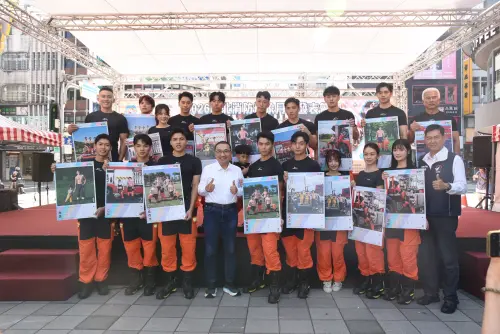 ▲新北消防局發表2026形象月曆「全民守護‧消防萌力」，消防猛男與萌娃合體拍攝經典炸水場景，全家獨家販售，每本119元，所得全數捐公益。（圖／新北市政府消防局提供）